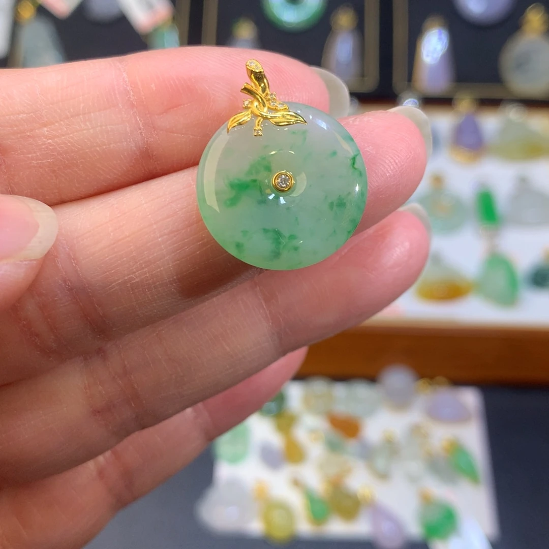 翡翠18K金镶嵌颈饰