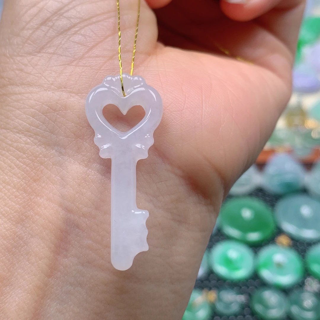 缅甸天然A货翡翠，冰润钥匙．编号267/524尺寸36.8-14.8-4