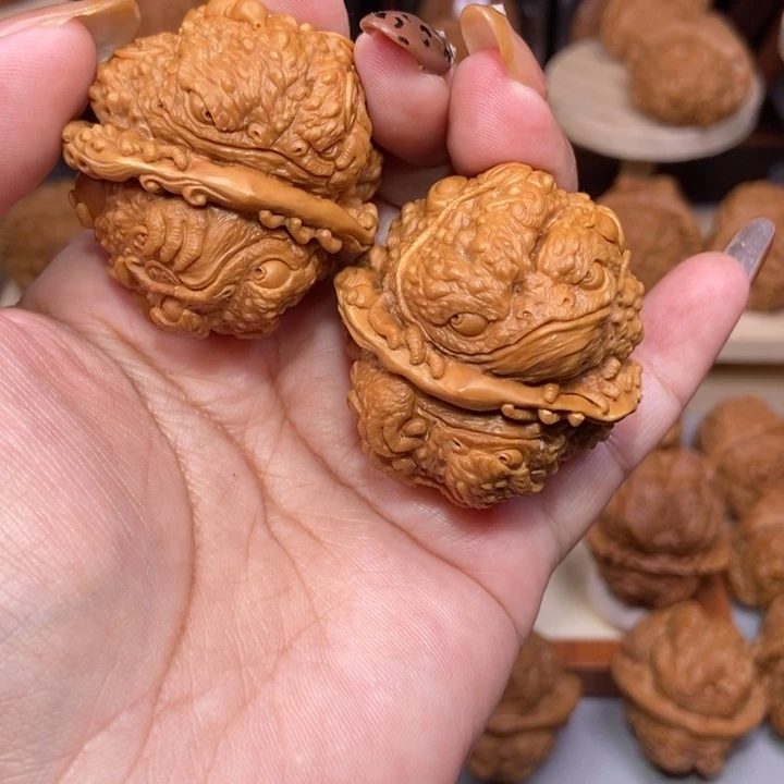 悟***生蛤蟆头雕刻的金蟾