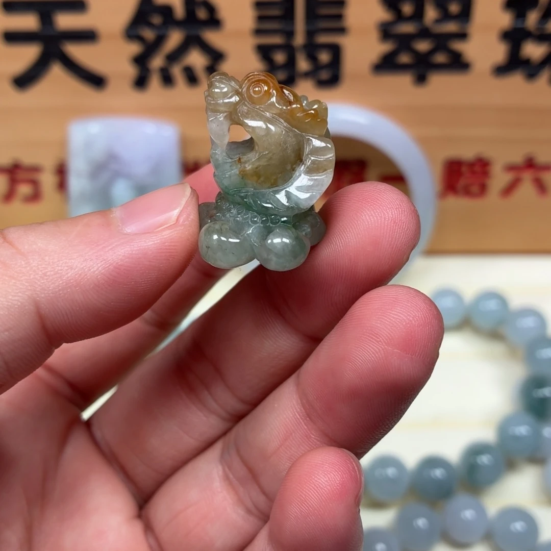 翡翠未镶嵌颈饰龙头