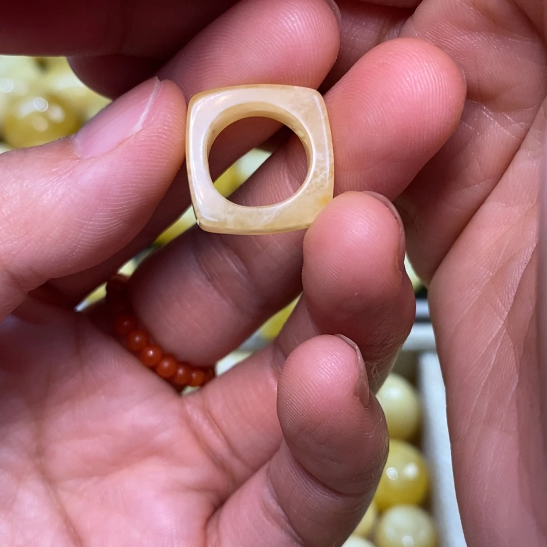 裸石琥珀未镶嵌原矿蜜蜡配珠