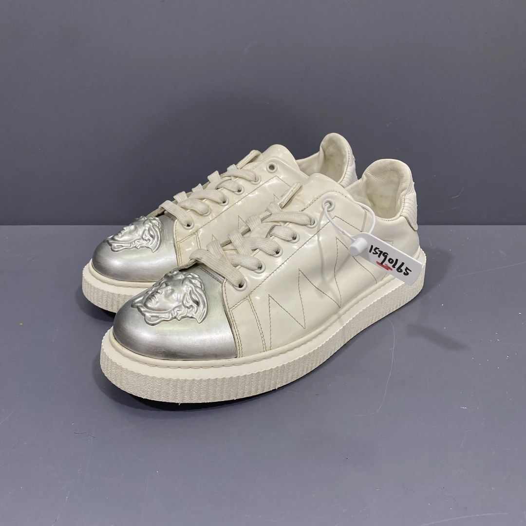 95新 VERSACE/范思哲 42码 范思哲镜面人logo 后跟刮擦 275休闲鞋
