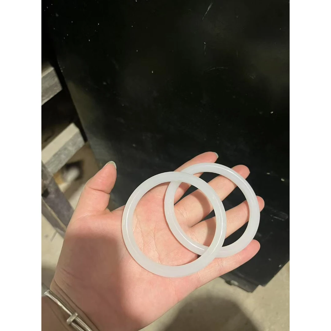 精品摆件一对白镯子带盒