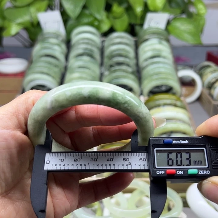 蛇纹石玉未镶嵌手镯48