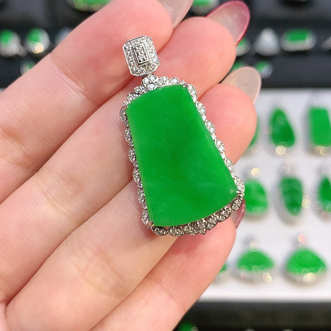 翡翠18K金镶嵌颈饰