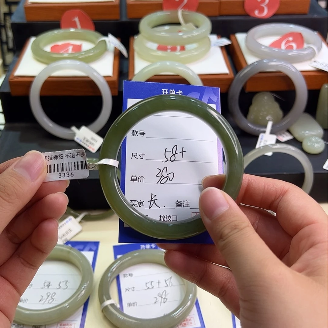 和田玉手镯未镶嵌长*?