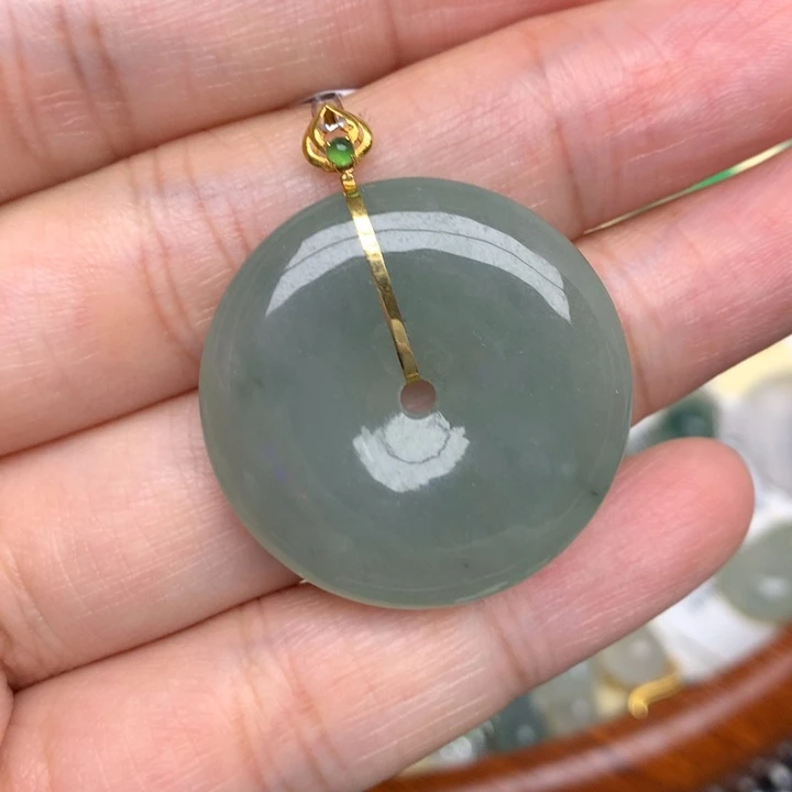 颈饰18K金镶嵌翡翠