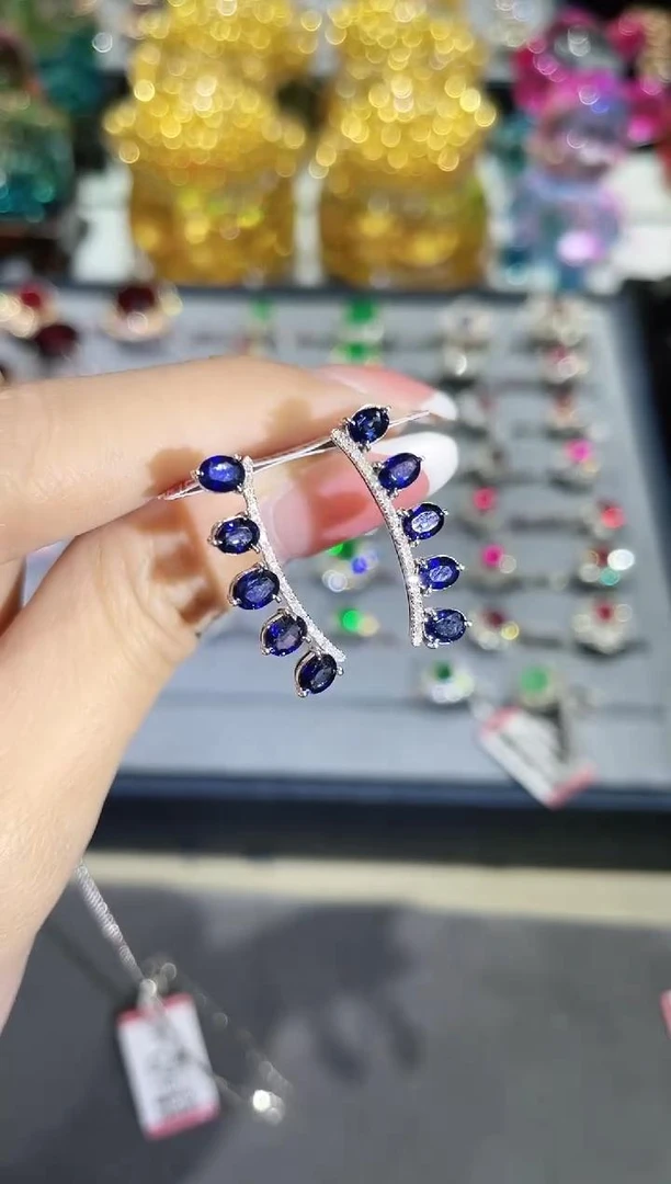 18K金镶嵌蓝宝石耳饰