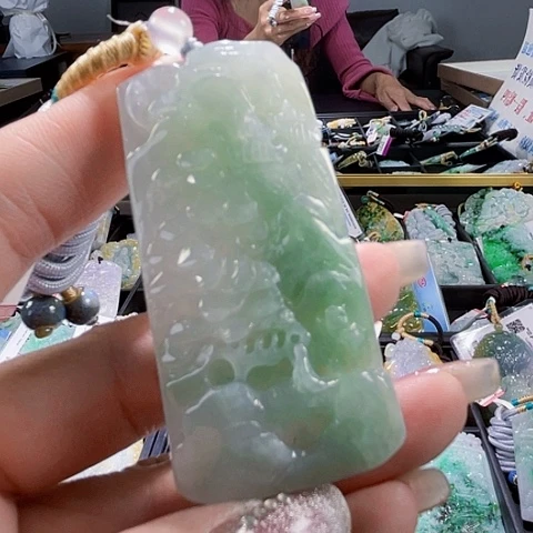 翡翠未镶嵌颈饰一个