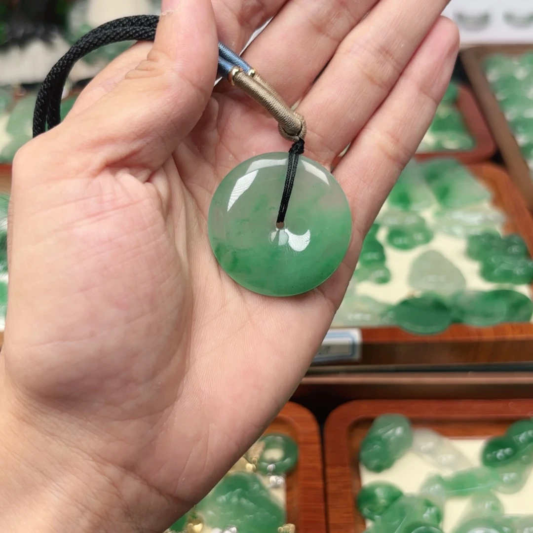 石英质玉（非洲翠）未镶嵌颈饰