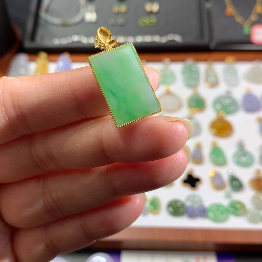 翡翠挂件18K金镶嵌翡翠吊坠的未镶嵌