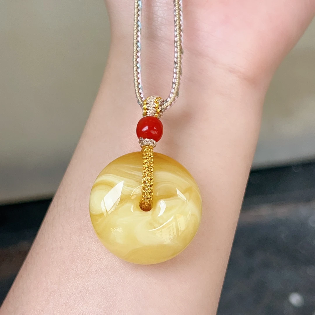 俄料白花拉丝蜜蜡平安扣吊坠，无瑕，11.5克，尺寸30.7～17.7mm