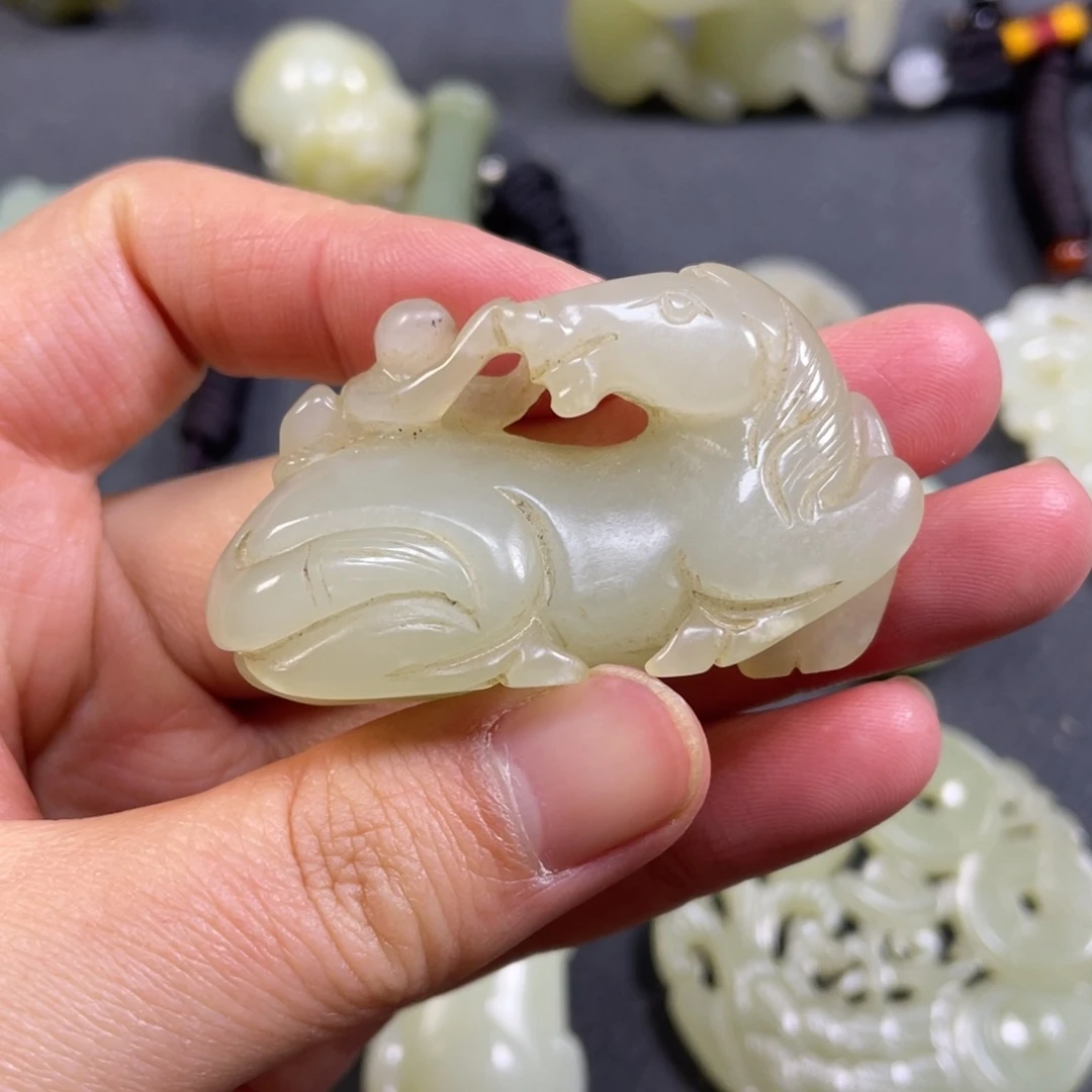 高***院和田玉未镶嵌颈饰