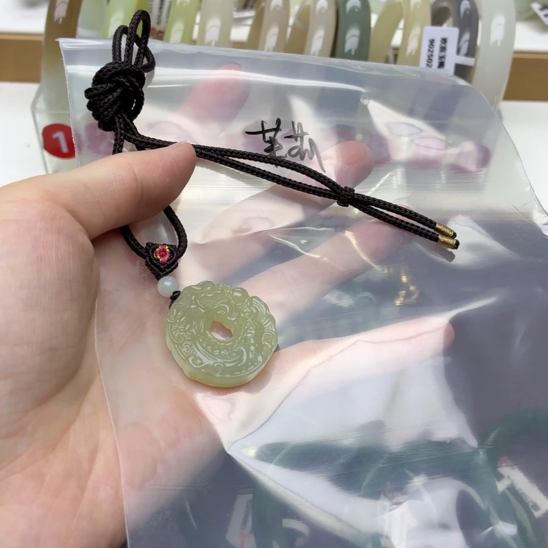 茉***.和田玉未镶嵌手镯