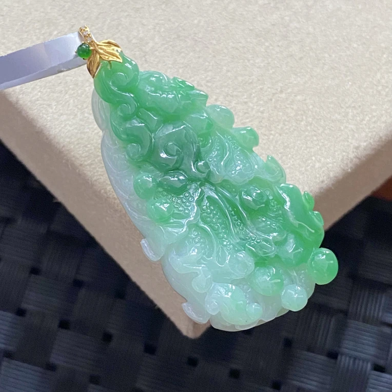 天然翡翠Ａ货18K金镶嵌冰胶阳绿白菜吊坠 42*20*8