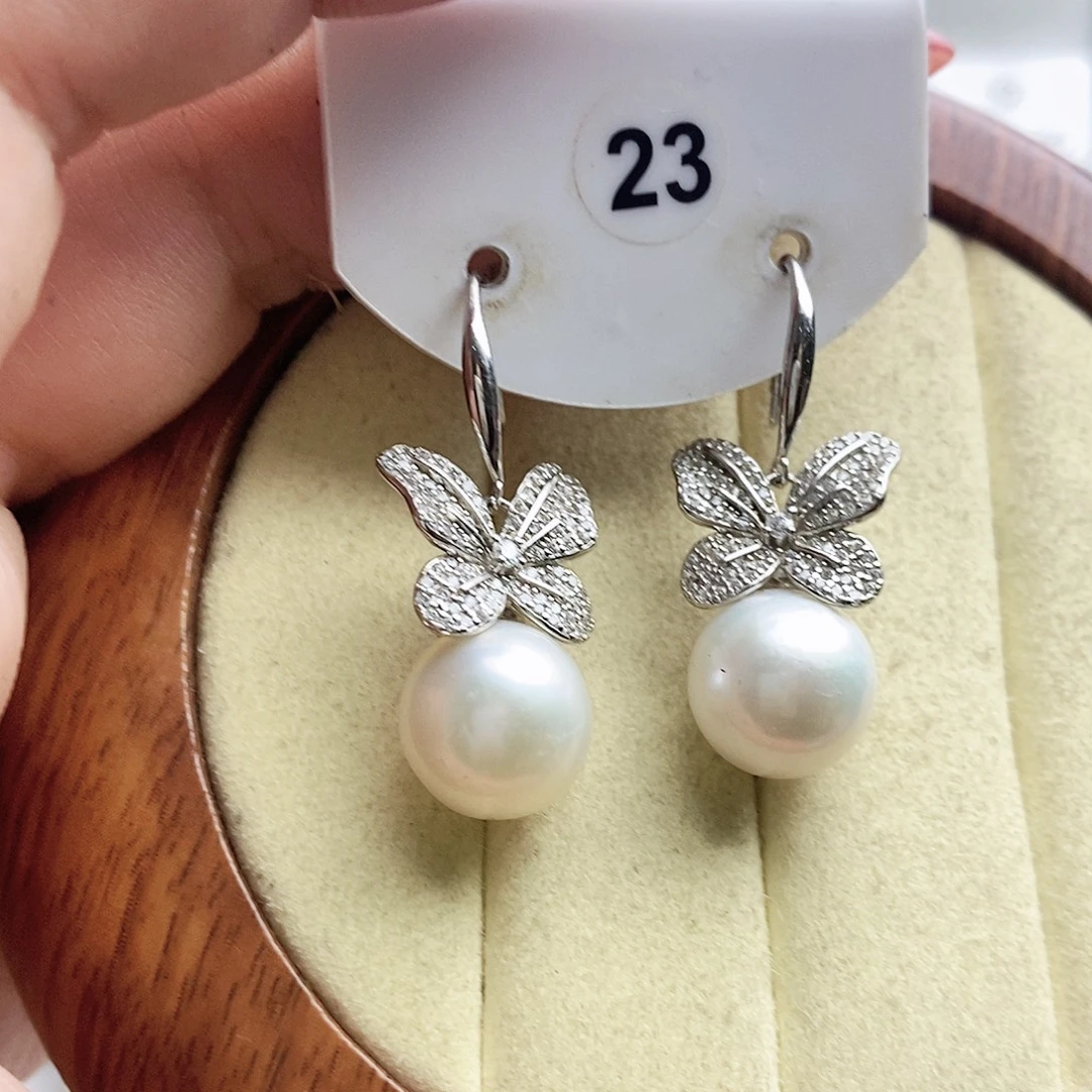 G***u银S925镶嵌淡水珍珠耳饰