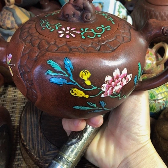 茶壶紫砂原矿泥料手工制作的一把紫砂壶。