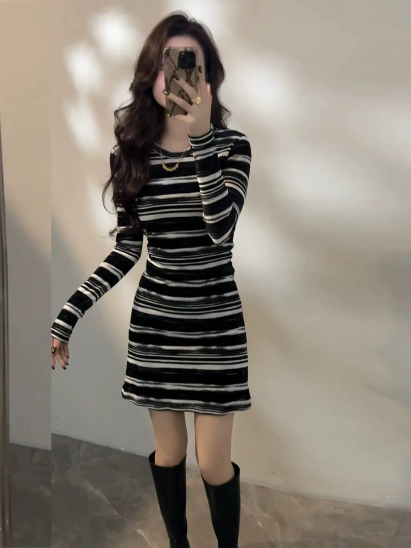 大婷婷收腰秋冬2025新款气质长袖短裙女黑白不规则条纹撞色连衣裙