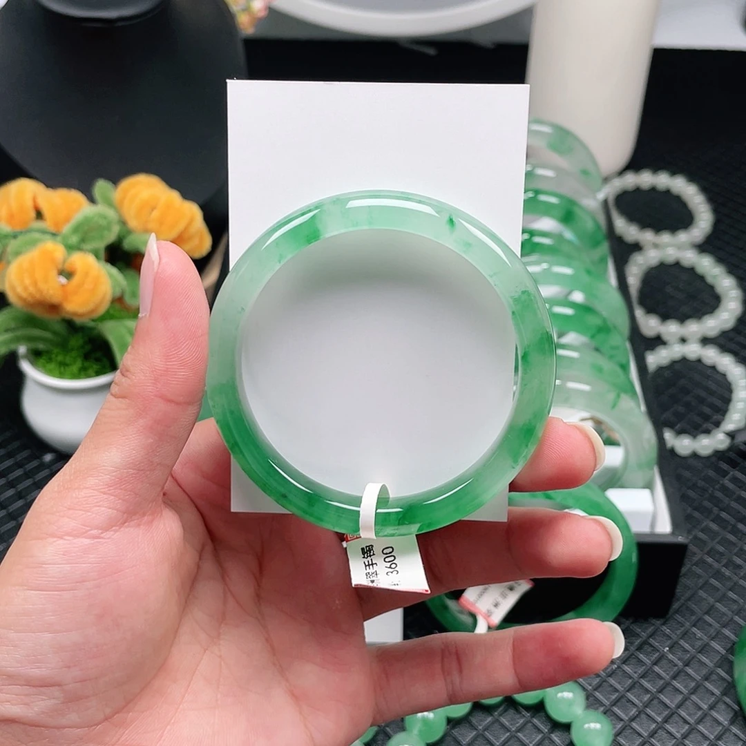 未镶嵌手镯石英质玉
