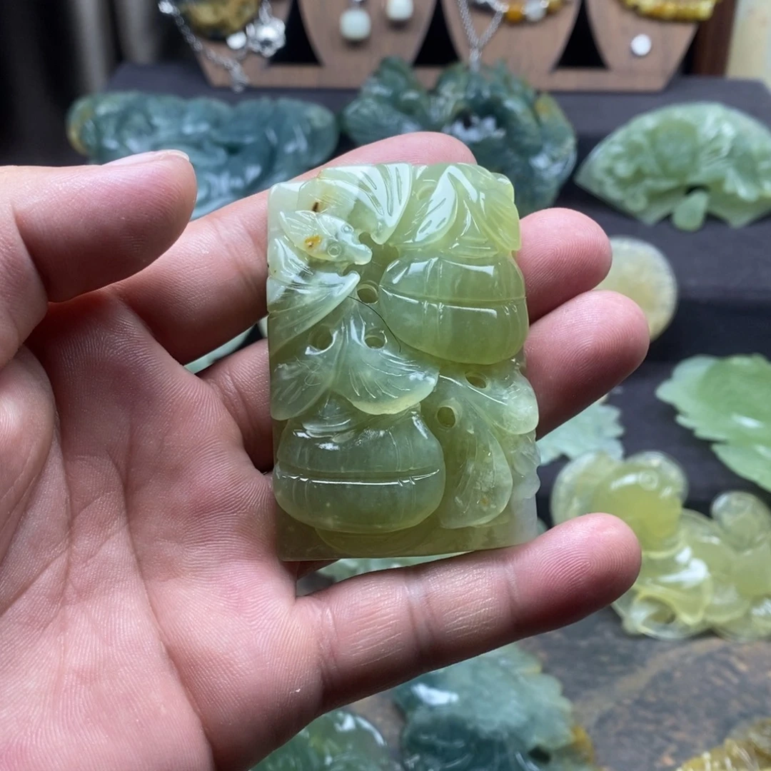 蛇纹石玉未镶嵌颈饰