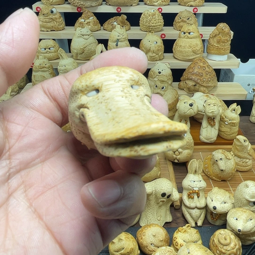 竹竹根雕鸭嘴兽手把件