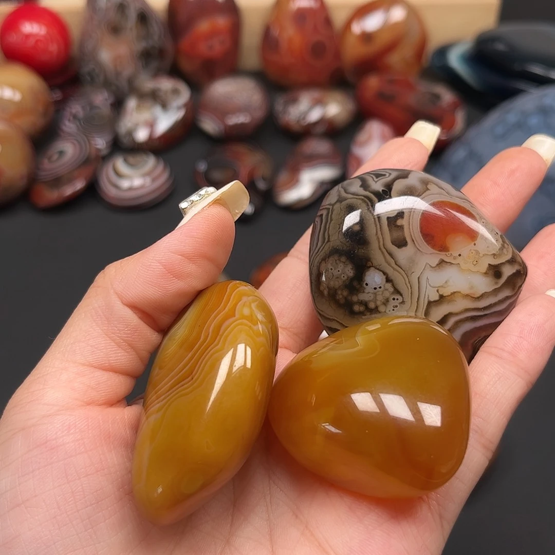 在***上未镶嵌玛瑙/玉髓珠宝奇石