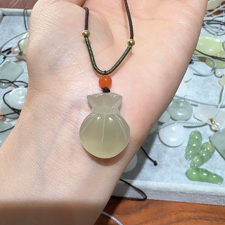 石英质玉合金颈饰