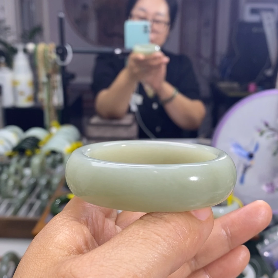 和田玉手镯未镶嵌小***u