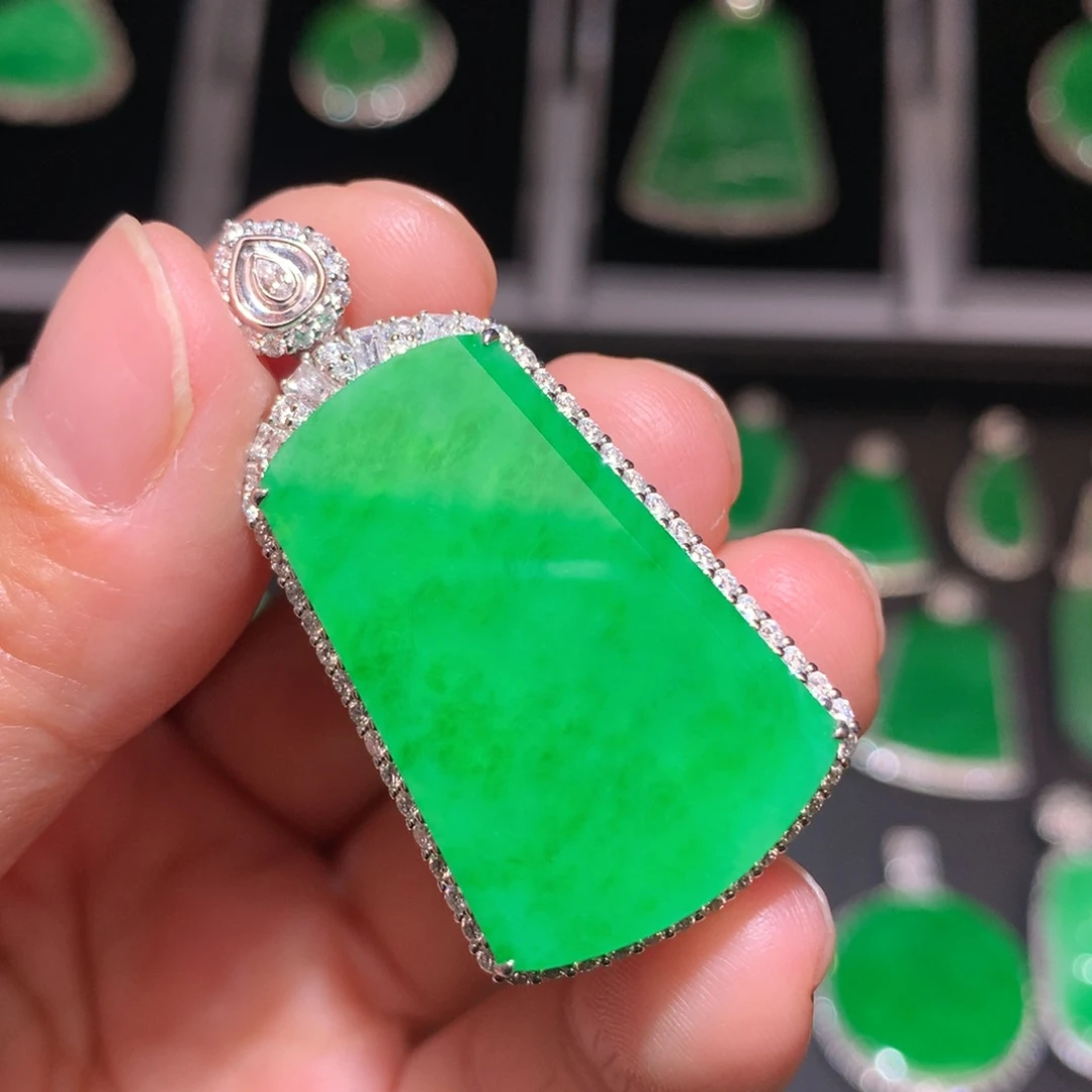 翡翠颈饰18K金镶嵌翡翠