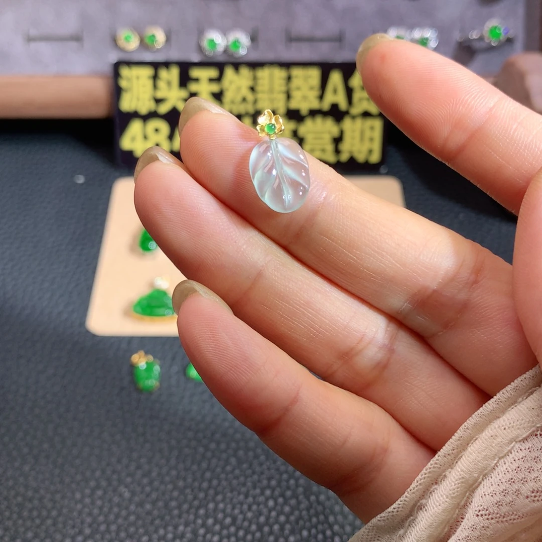 颈饰18K金镶嵌翡翠叶子