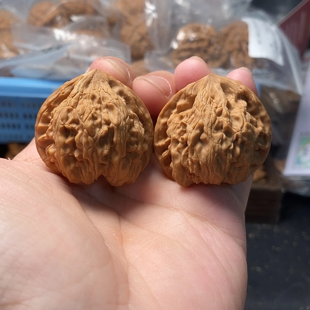 1文玩核桃龙纹印37-372