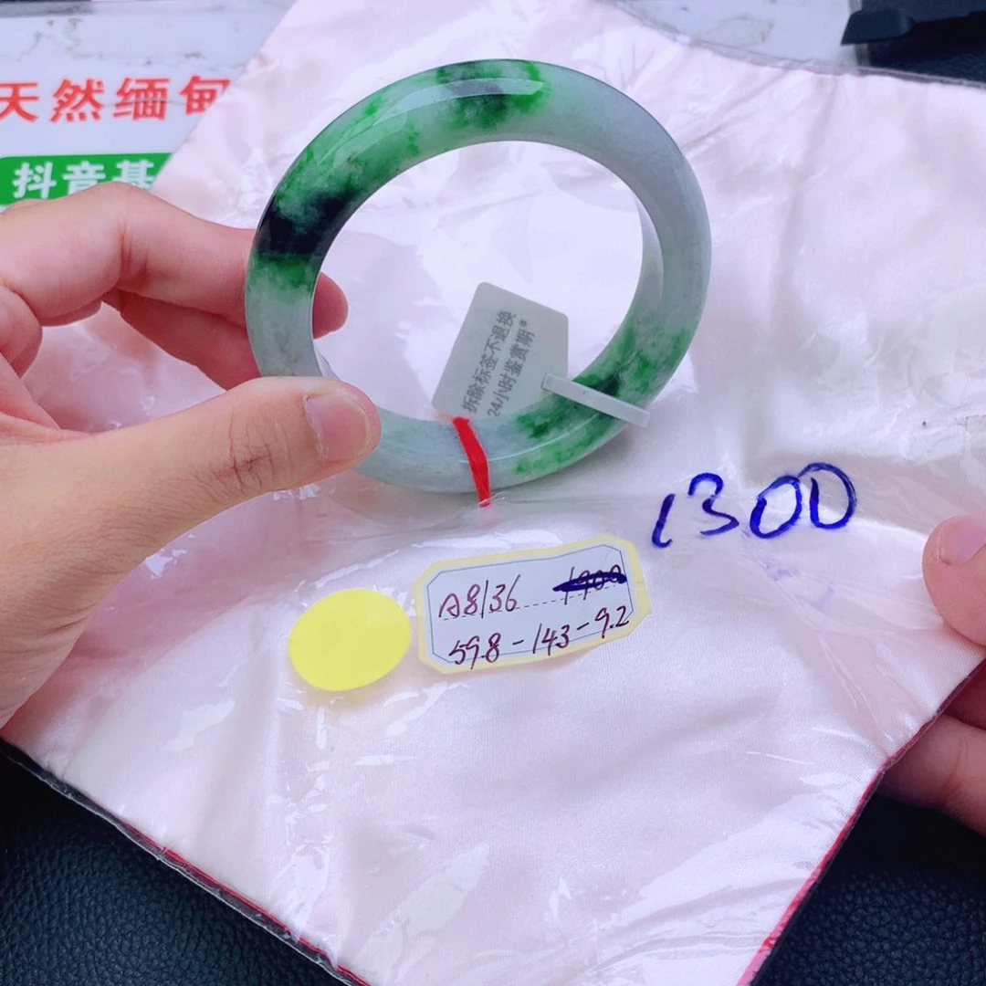 翡翠手镯未镶嵌翡翠