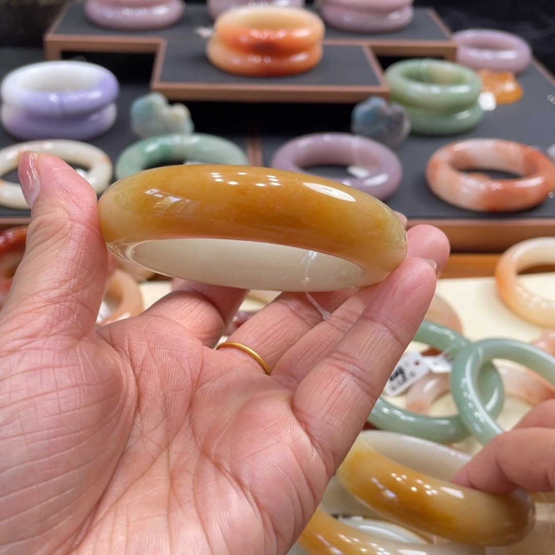 石英岩玉手镯未镶嵌傲**霜