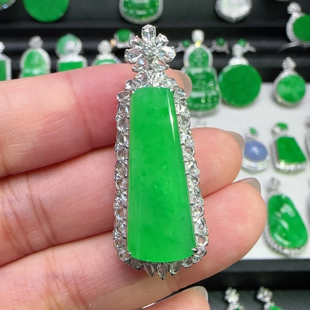 翡翠18K金镶嵌颈饰吊坠