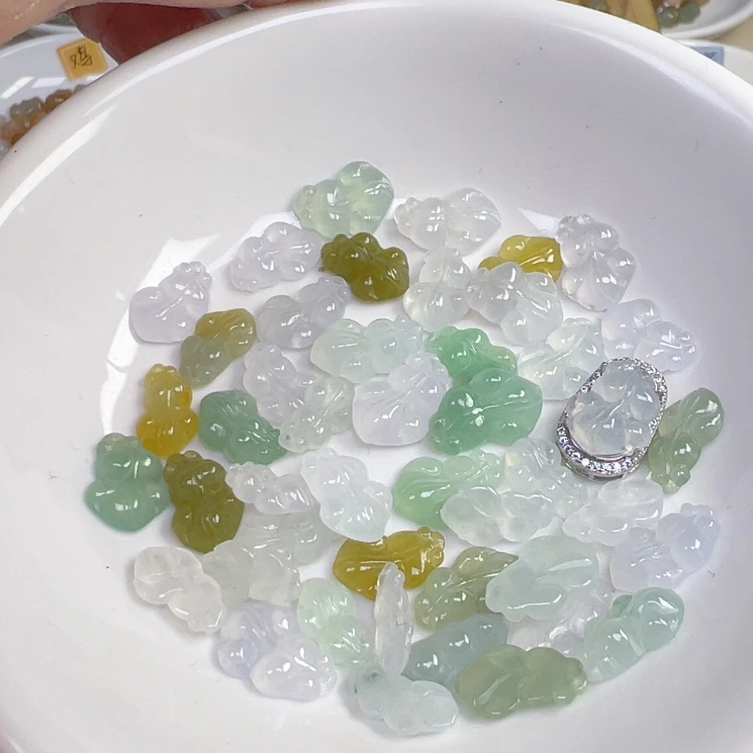 翡翠散珠金鱼一条