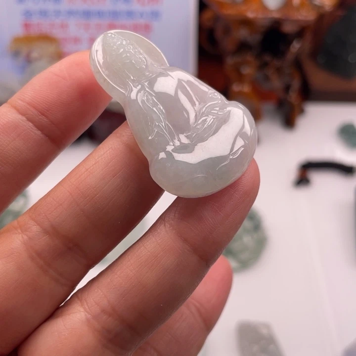 翡翠未镶嵌颈饰观音