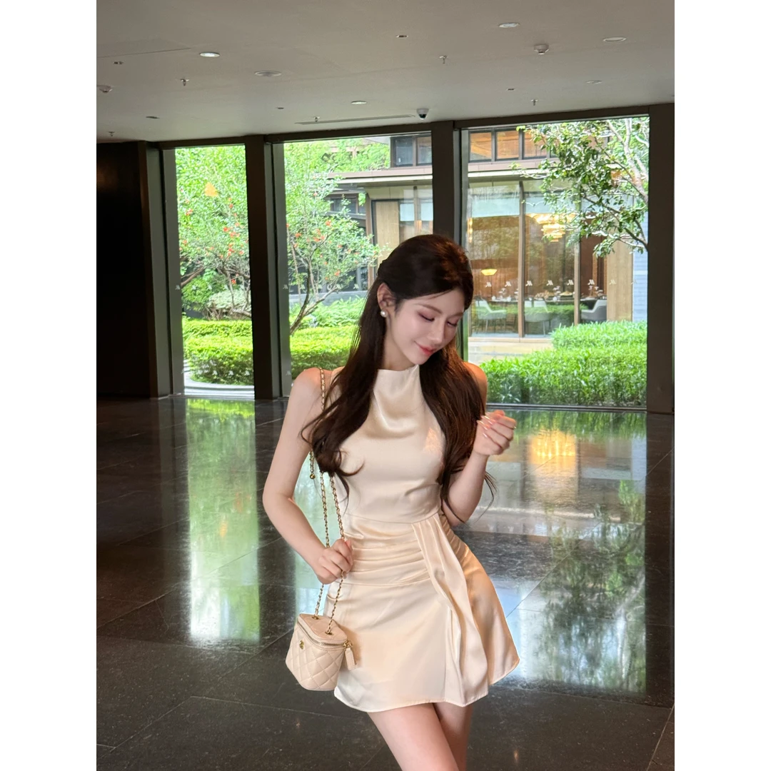 粉红PINK丨“女明星私服”设计感不规则收腰缎面连衣裙LWJ25B2Q1167