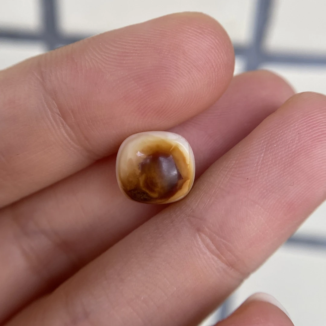 蜜蜡沁色白蜡老型对珠10.6×9.6mm，一边有点小坑眼，介意勿拍