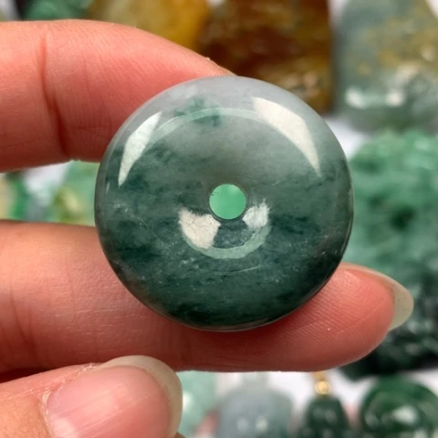 翡翠颈饰未镶嵌翡翠