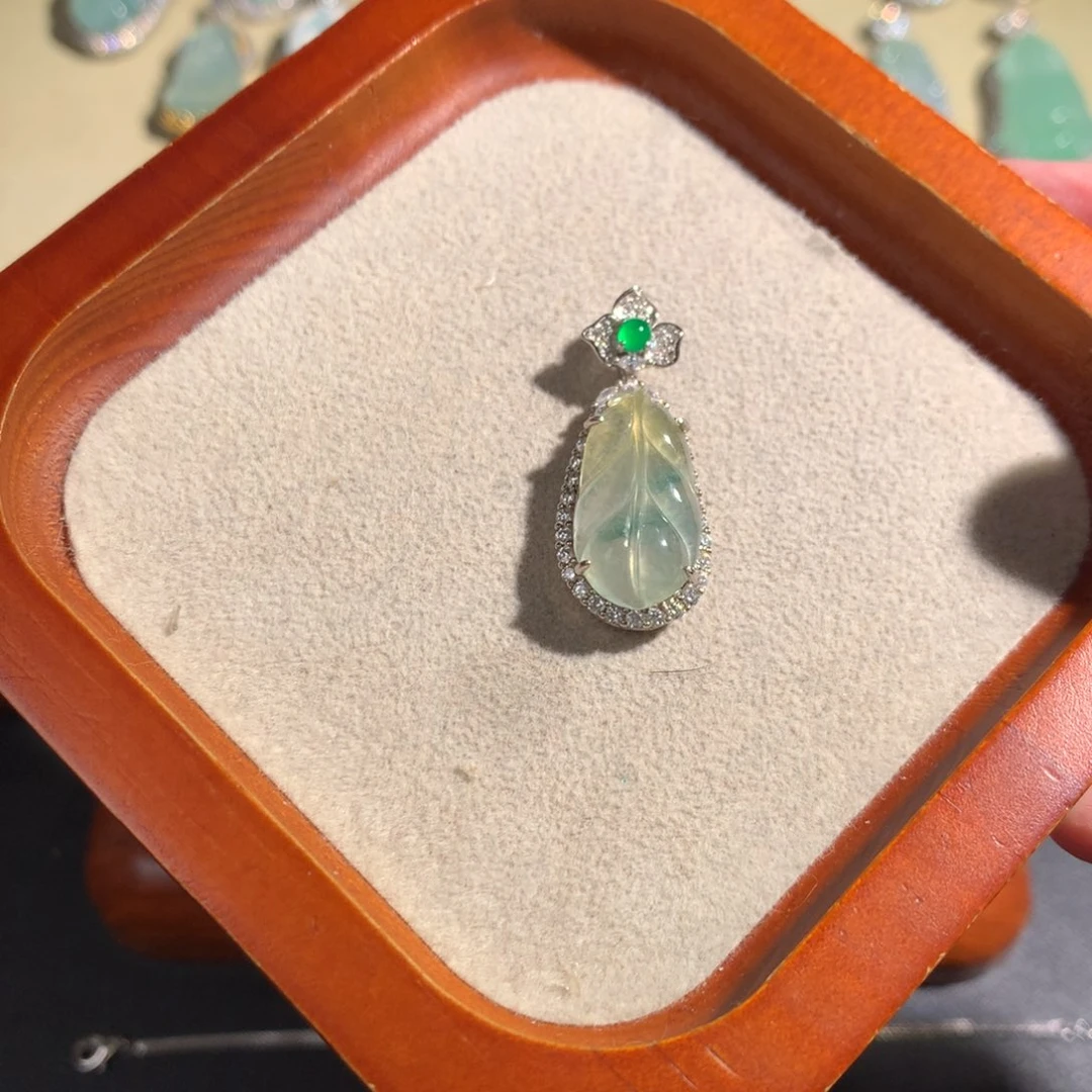 翡翠银S925镶嵌颈饰黄加绿叶子