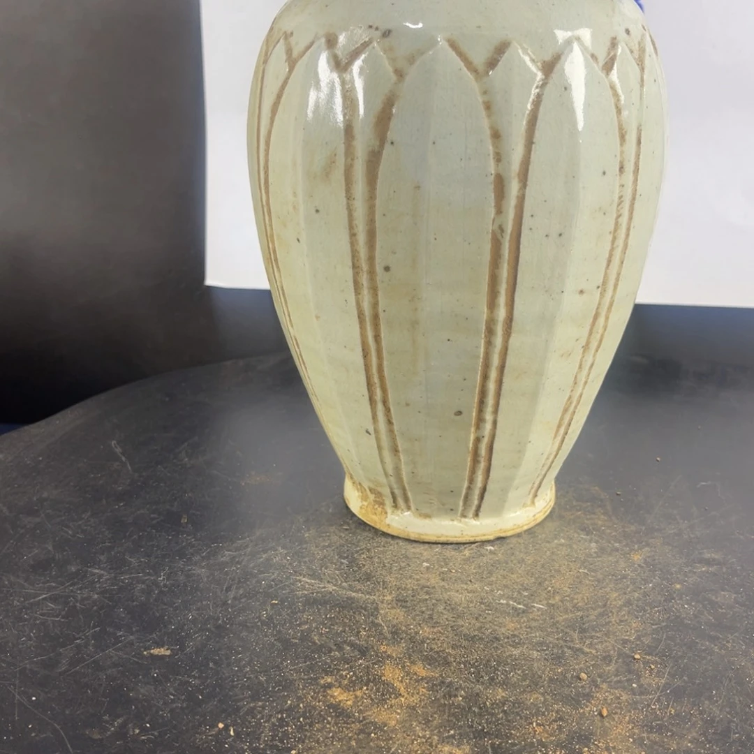 罐漂亮的小瓷器和