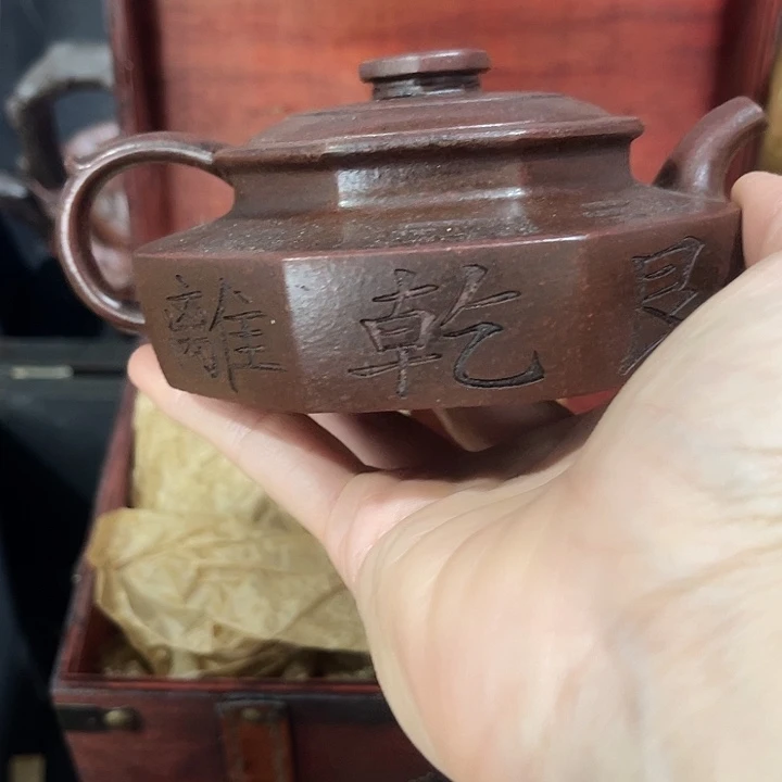 茶壶紫泥原矿泥料手工制作的一把紫砂壶。