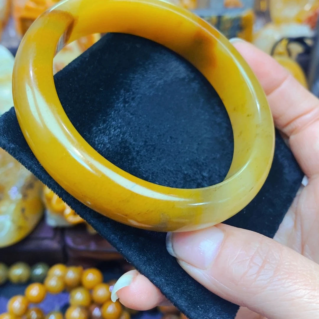 未镶嵌石英质玉（黄龙玉）颈饰