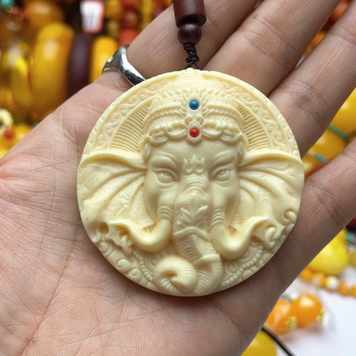 树脂制品九*儿44号雕刻吊坠