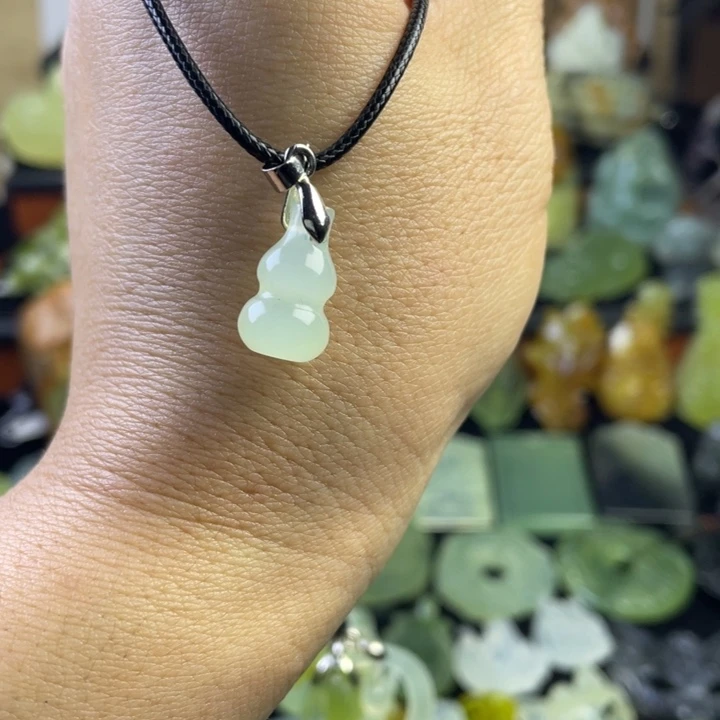 蛇纹石玉颈饰合金