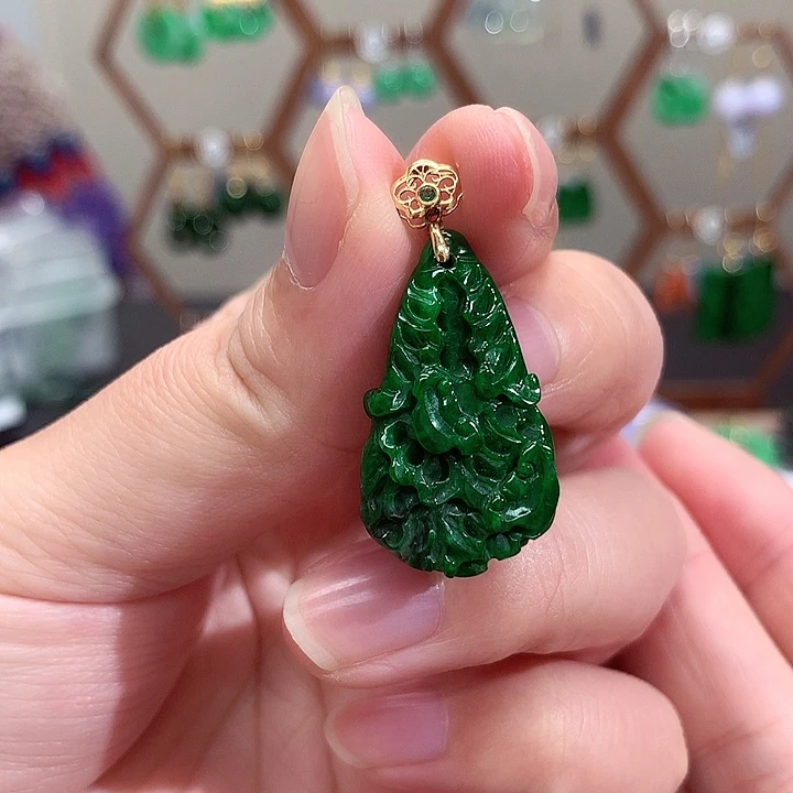 颈饰18K金镶嵌翡翠