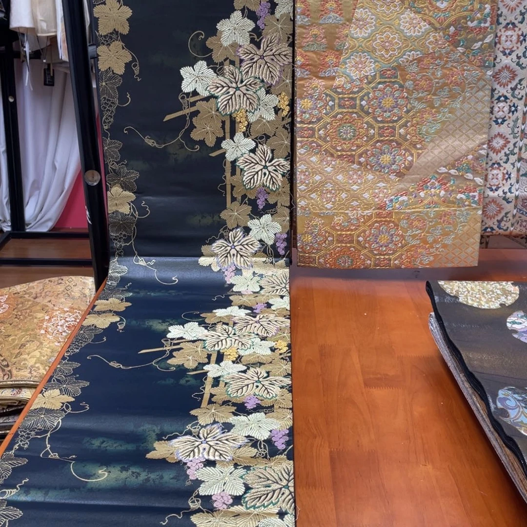 织绣织金引箔葡萄藤
