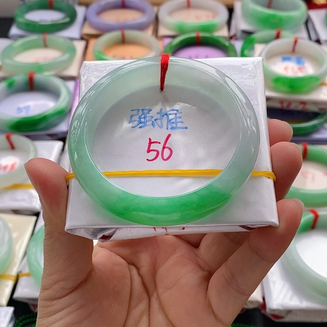 翡翠手镯未镶嵌?***娘手镯分