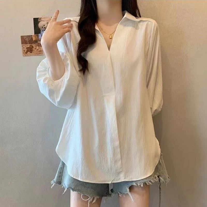 大码2025春夏白色宽松气质新款百搭V领衬衫年轻设计显瘦外穿衬衣