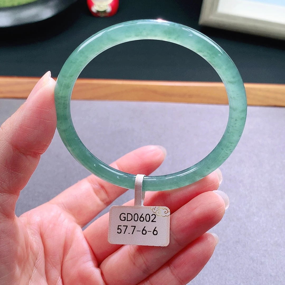 翡翠手镯未镶嵌天然翡翠手镯